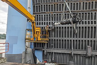 Montage eines Hydraulikzylinders an einem Sperrtor